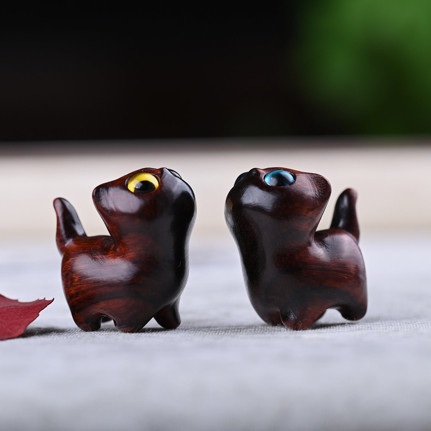 Green Sandalwood Ebony Wood Sandalwood Small Leaf Red Sandalwood Mini Lucky Cat Peace Decoration | Zen Ara Grove