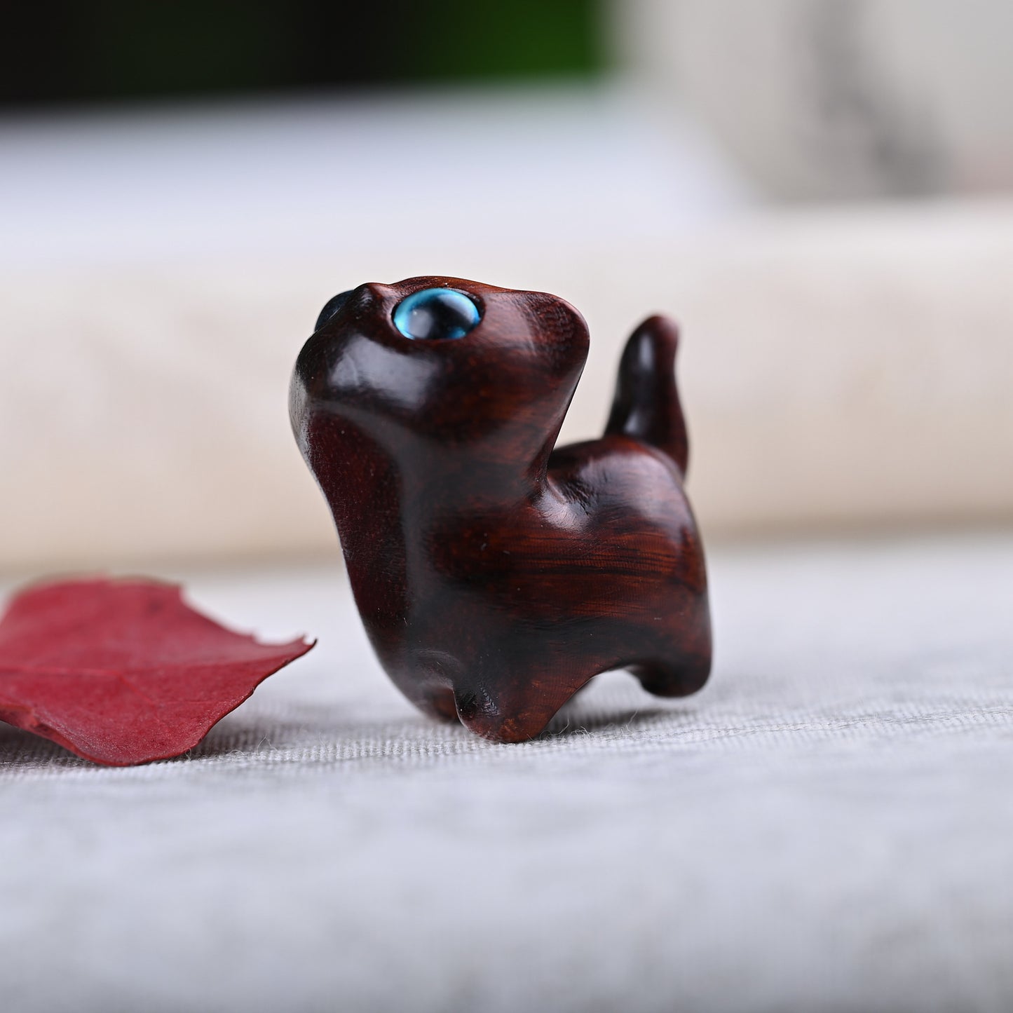 Green Sandalwood Ebony Wood Sandalwood Small Leaf Red Sandalwood Mini Lucky Cat Peace Decoration | Zen Ara Grove