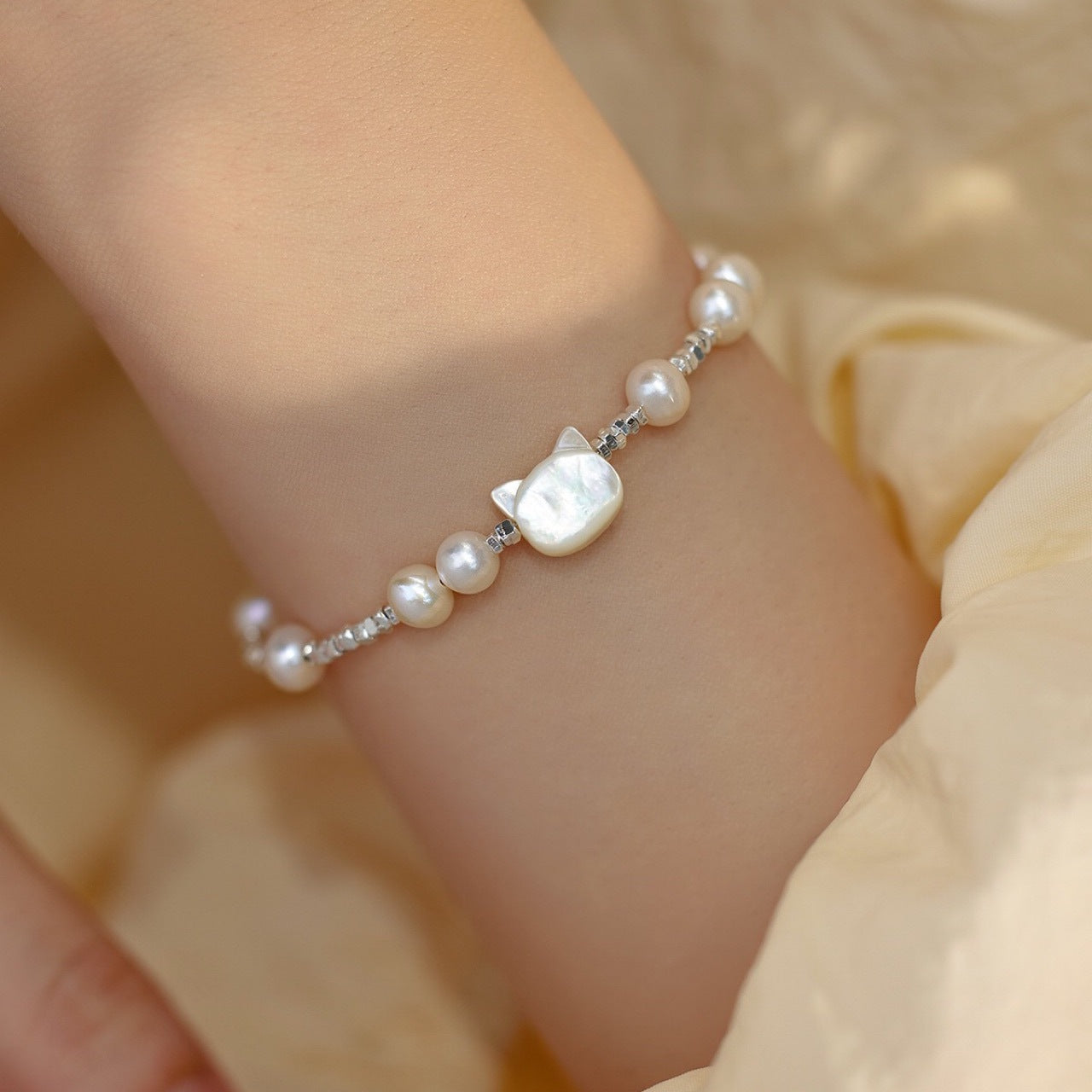 Zen Natural Pearl Bracelet with Cute Cat and White Mother-of-Pearl | Zen Ara Grove